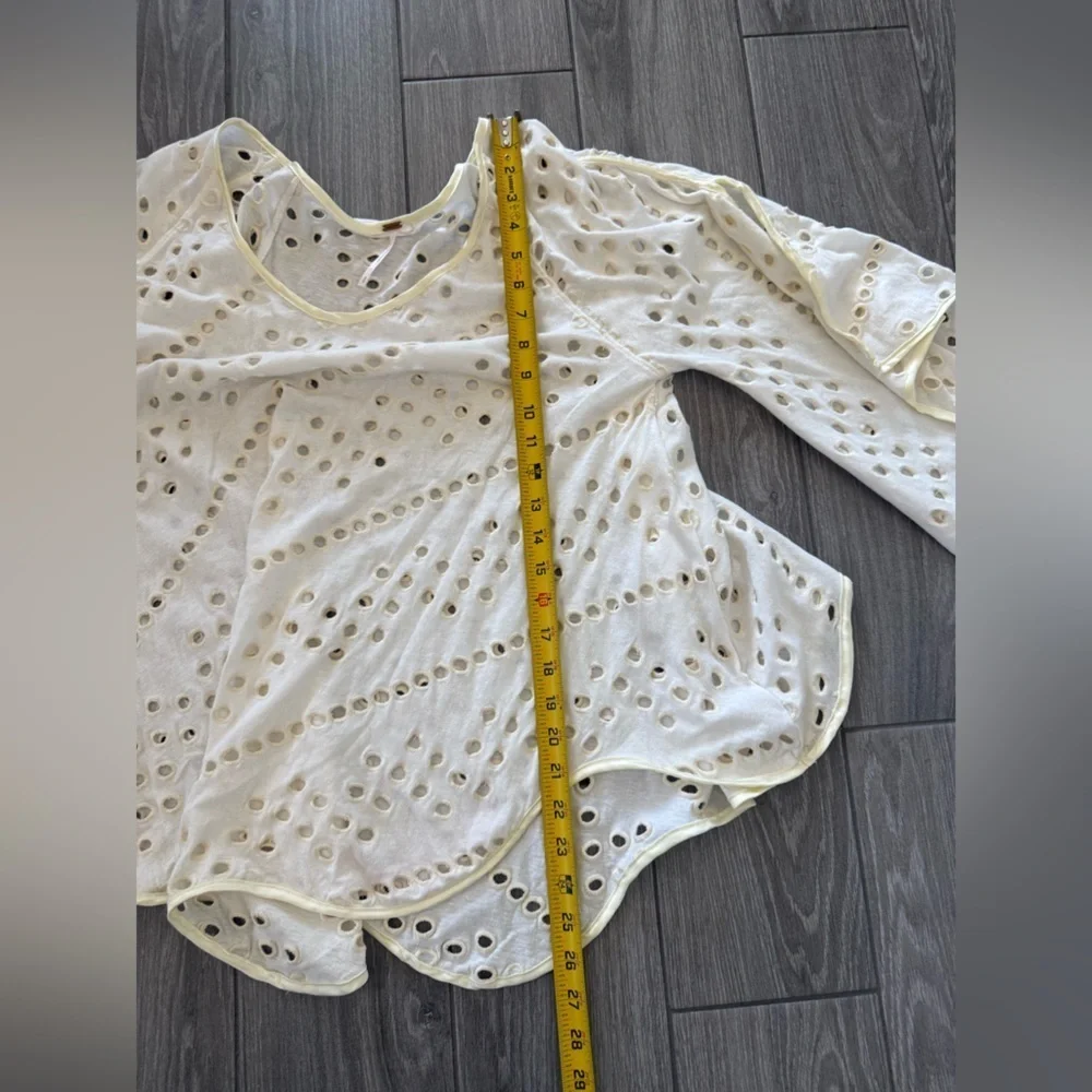 Free People|Boho blouse “Dot to dot eyelet top with split bell sleeves•Oversized
